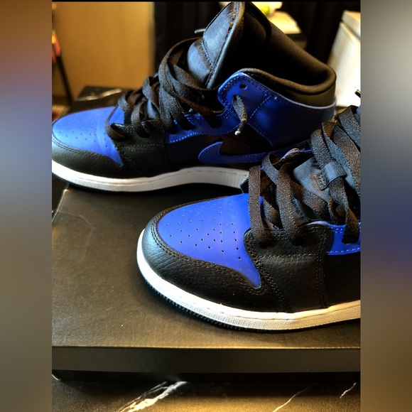 Air Jordan 1’s Mid Shoes (GS) Big Boys - Picture 4 of 11